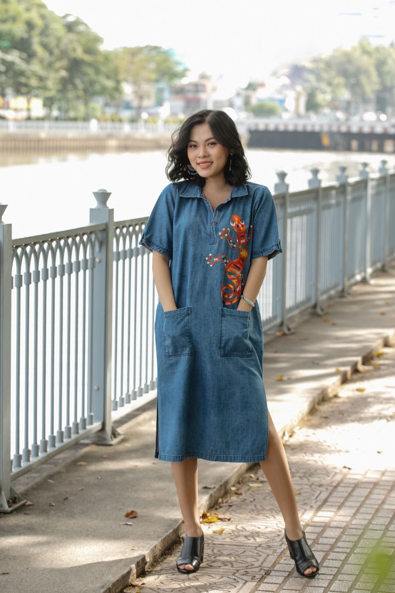 Đầm denim trụ thêu tay Tắc Kè Bi