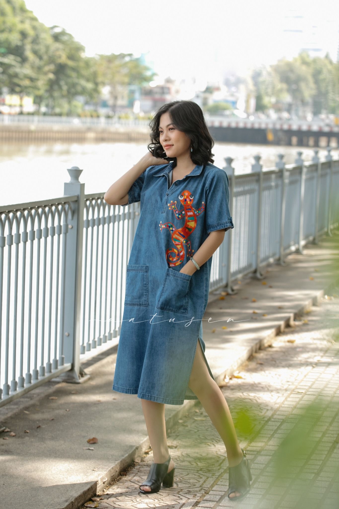Đầm denim trụ thêu tay Tắc Kè Bi
