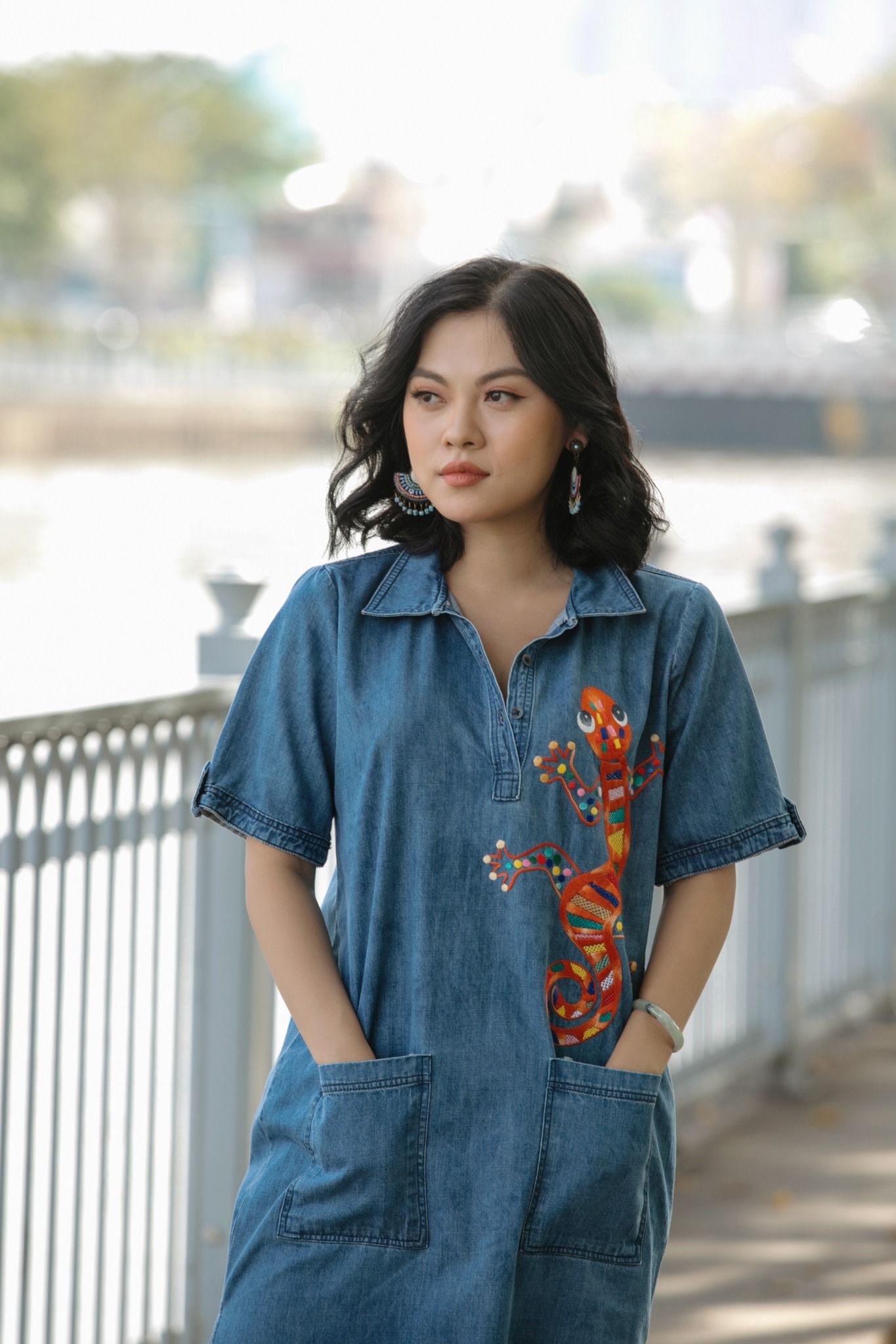 Đầm denim trụ thêu tay Tắc Kè Bi