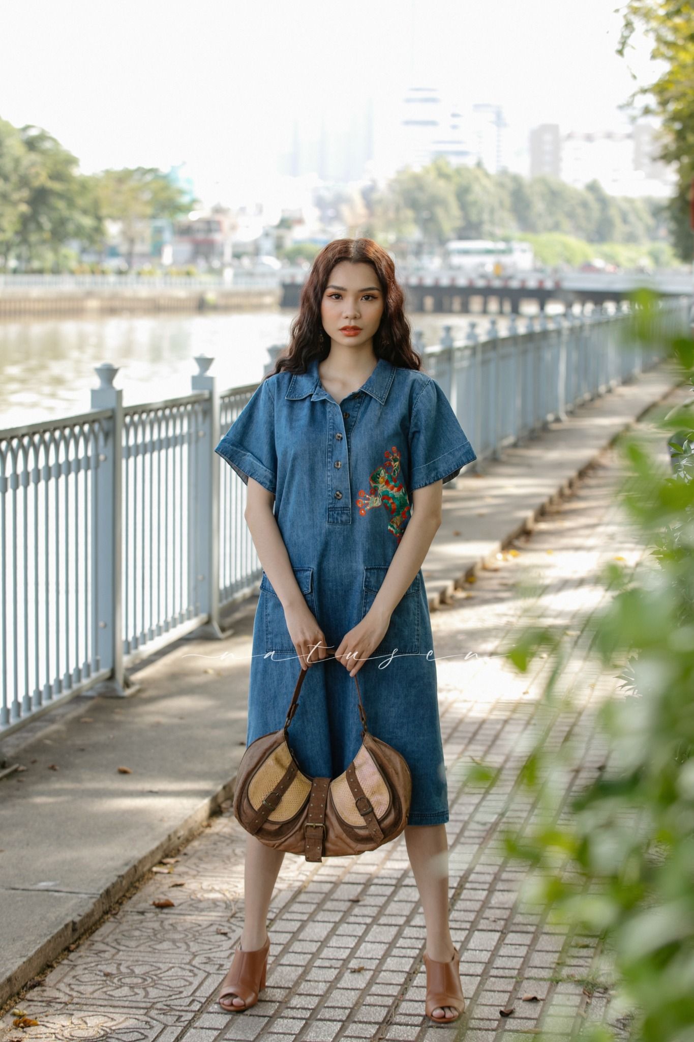 Đầm Ann denim thêu tay Ếch Hoa Classic