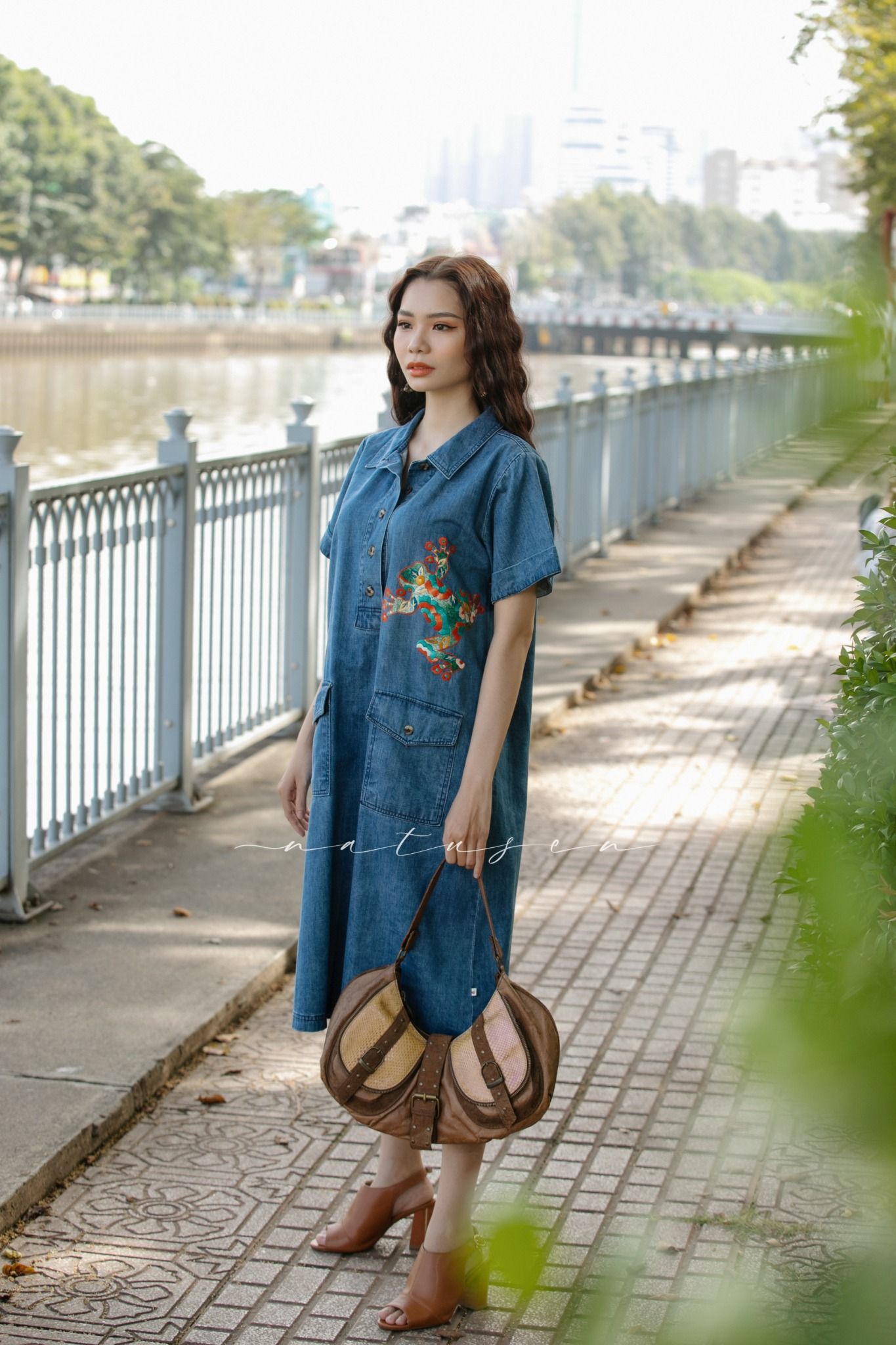 Đầm Ann denim thêu tay Ếch Hoa Classic