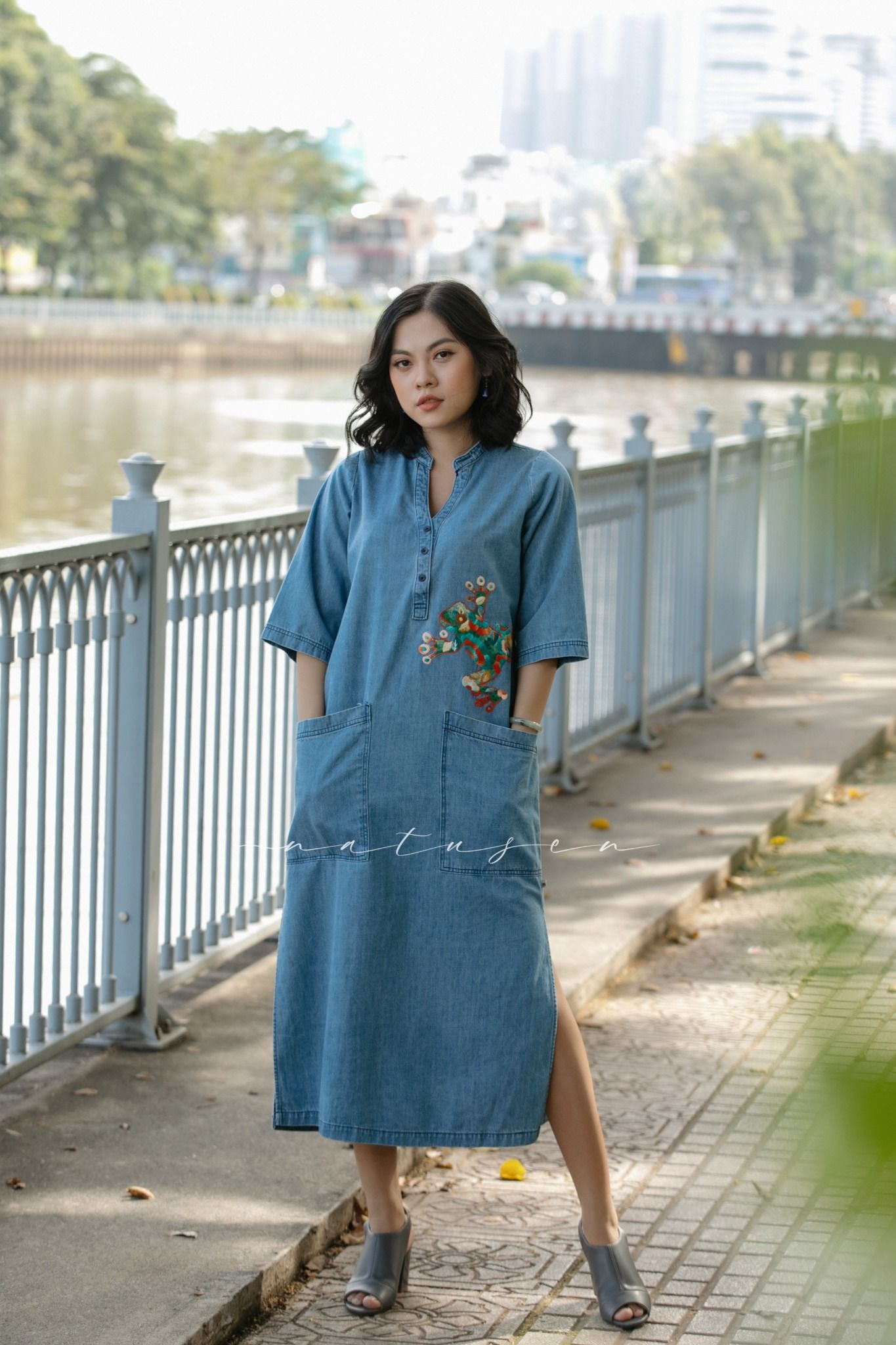  Đầm Susan denim thêu tay Ếch Hoa 