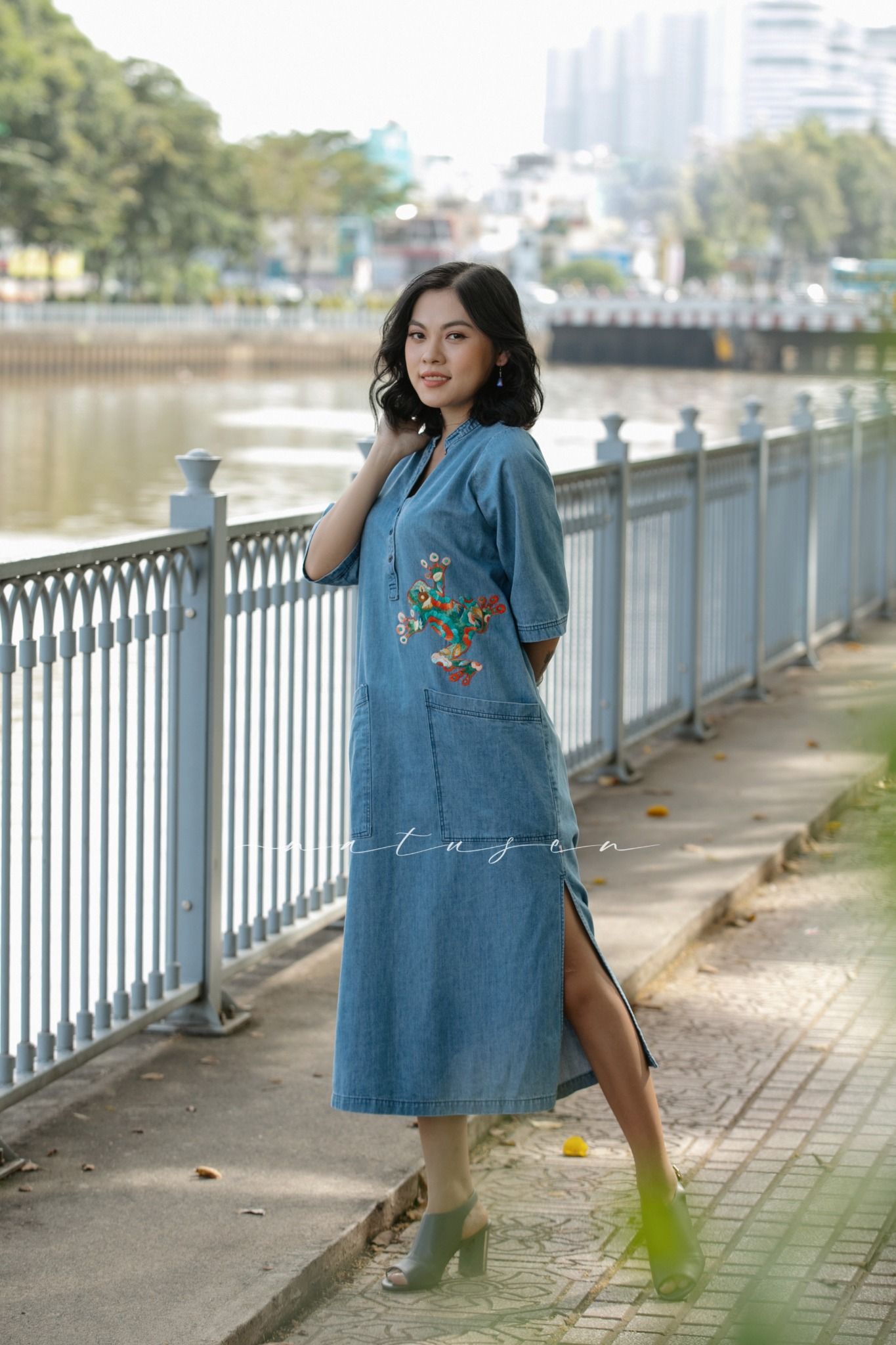 Đầm Susan denim thêu tay Ếch Hoa