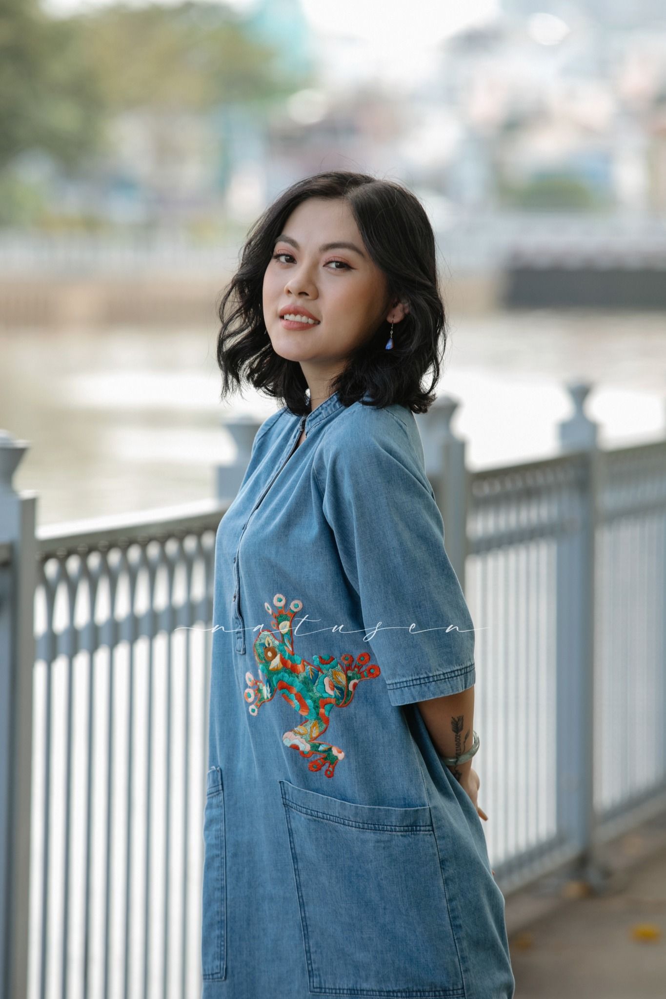  Đầm Susan denim thêu tay Ếch Hoa 