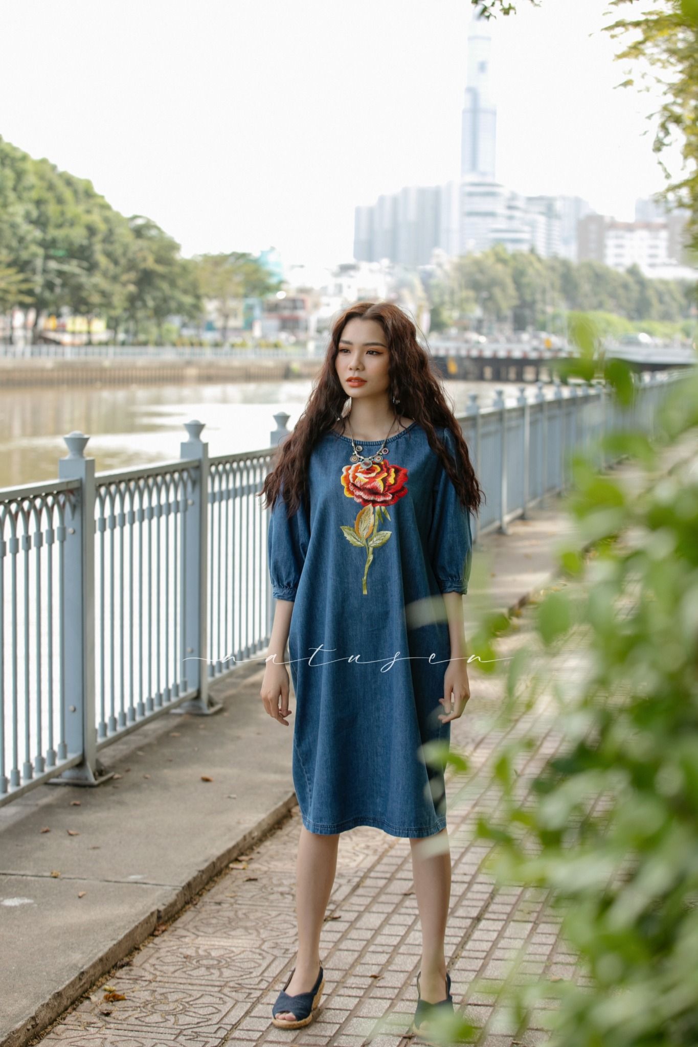 Đầm Mina denim thêu tay Hoa Hồng
