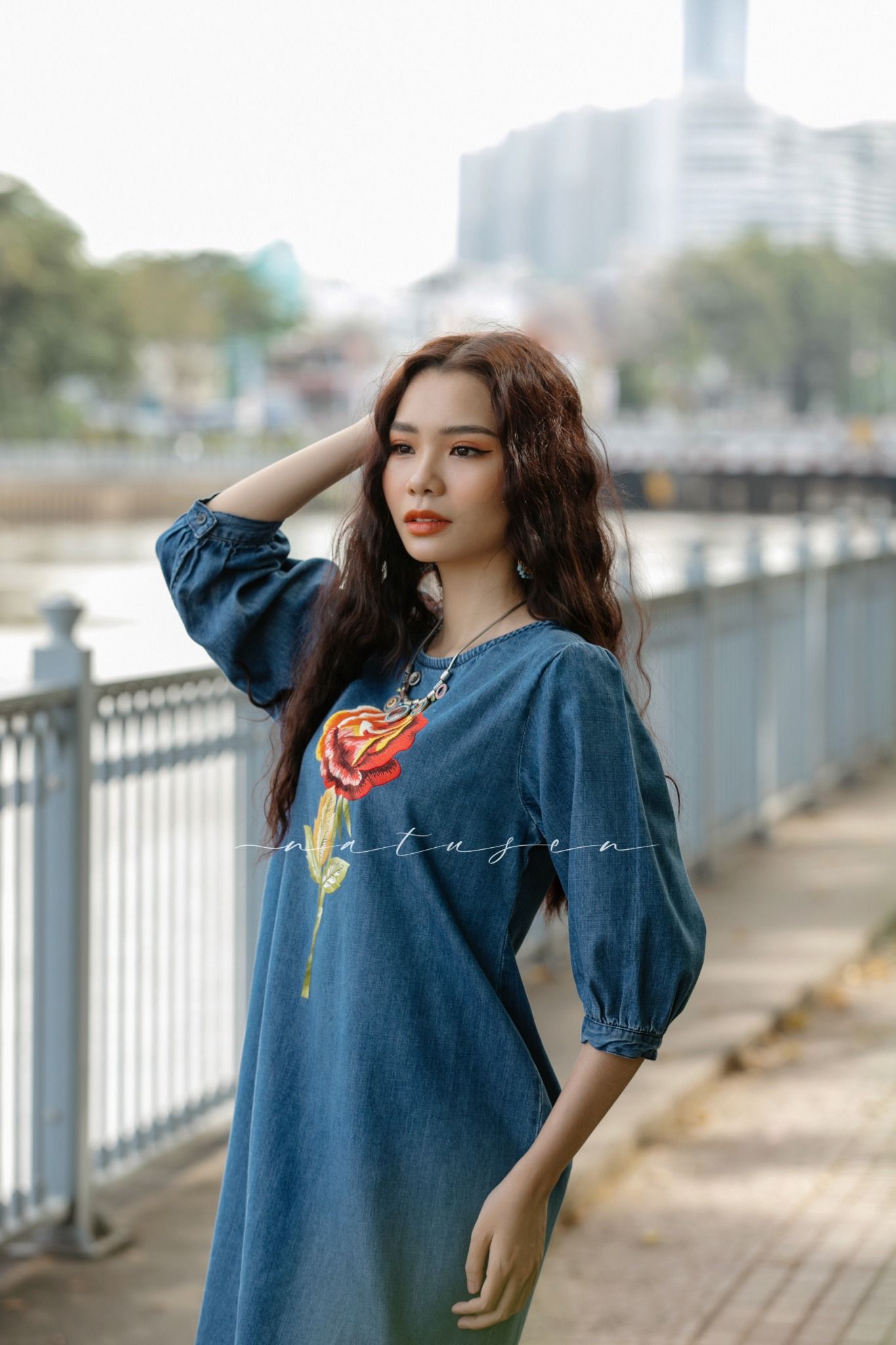 Đầm Mina denim thêu tay Hoa Hồng