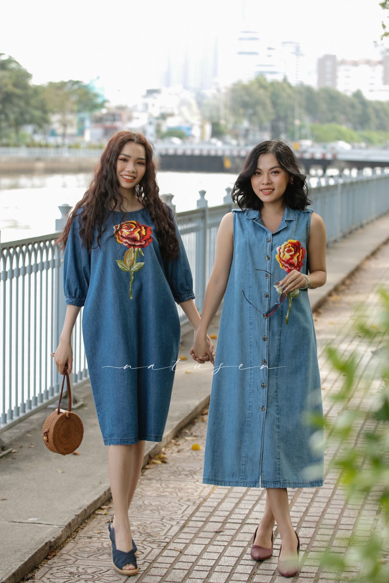Đầm Mina denim thêu tay Hoa Hồng