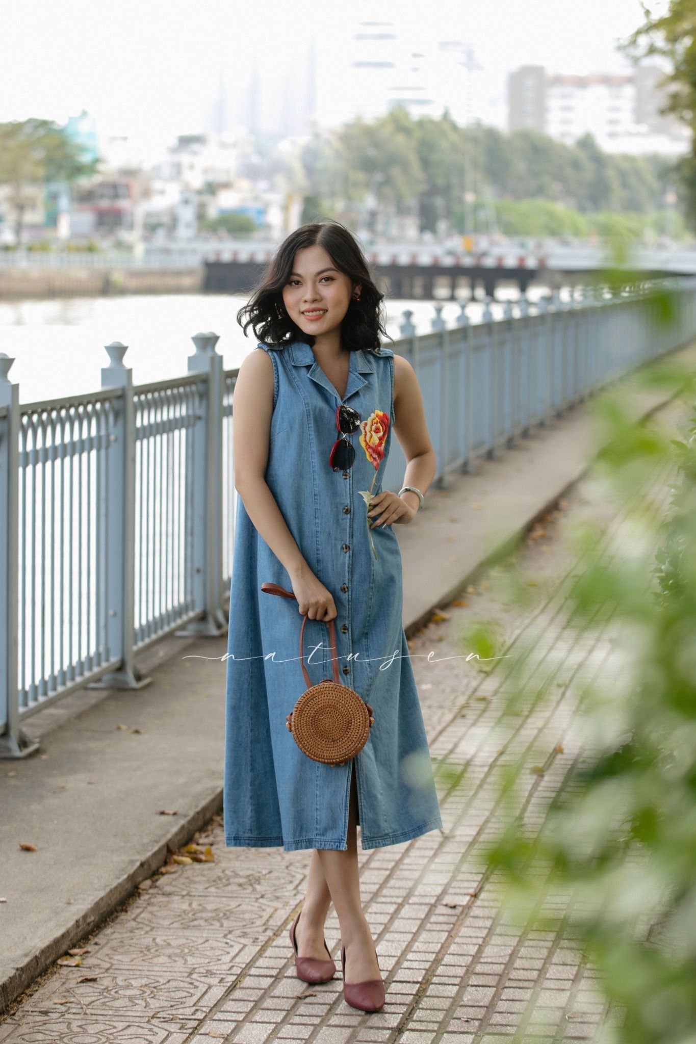 Đầm Kachia denim thêu tay Hoa Hồng