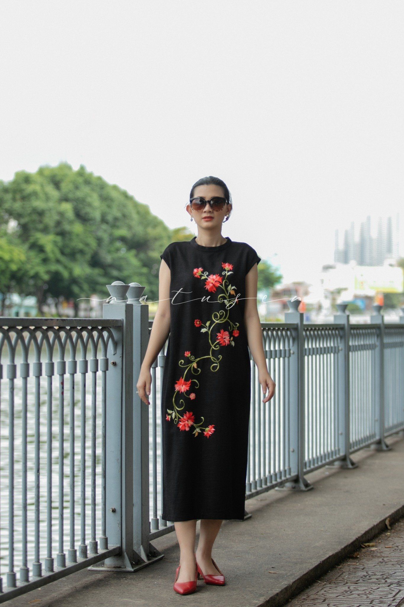 Đầm Pamela đen thêu tay Cúc Kim Mỹ