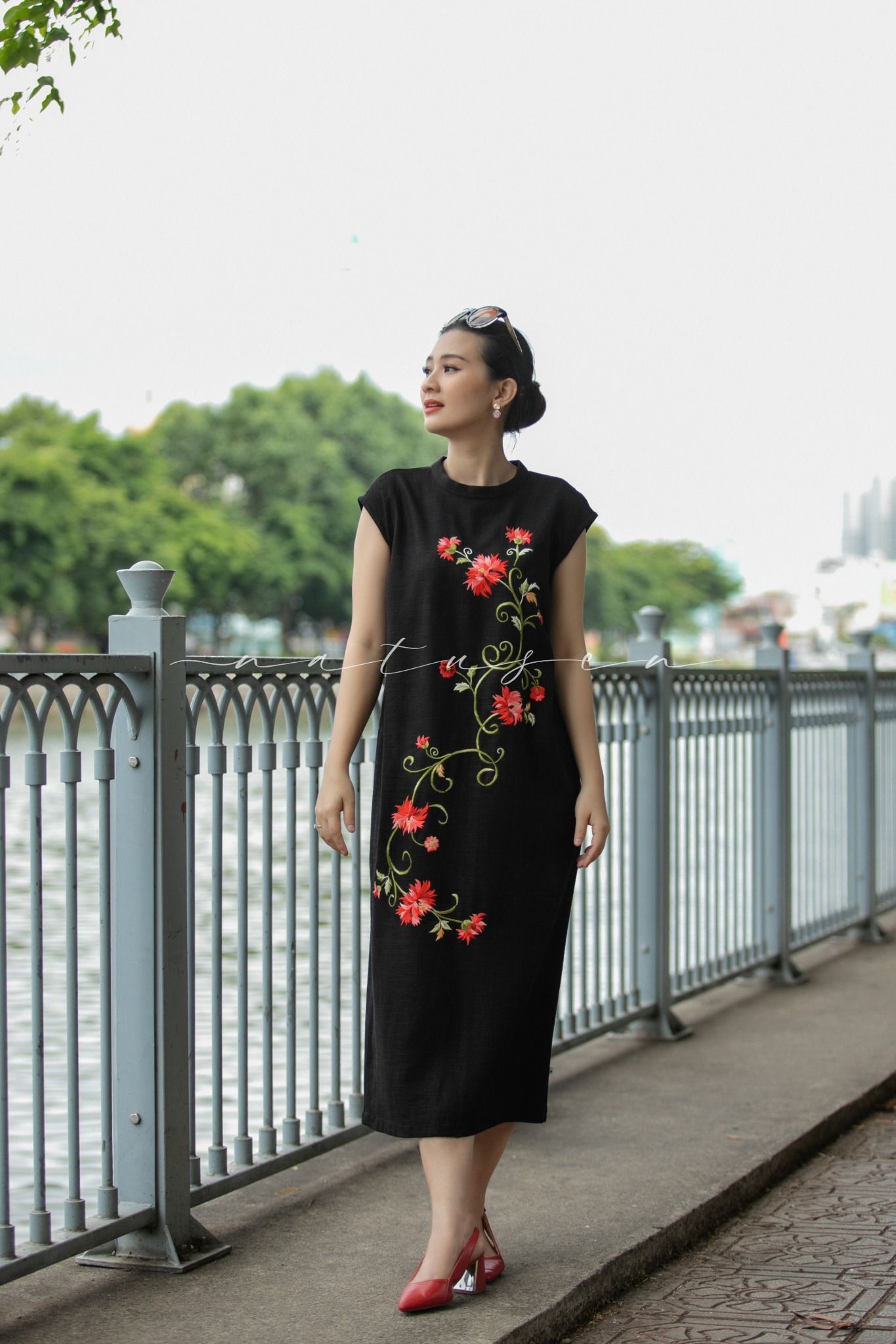 Đầm Pamela đen thêu tay Cúc Kim Mỹ