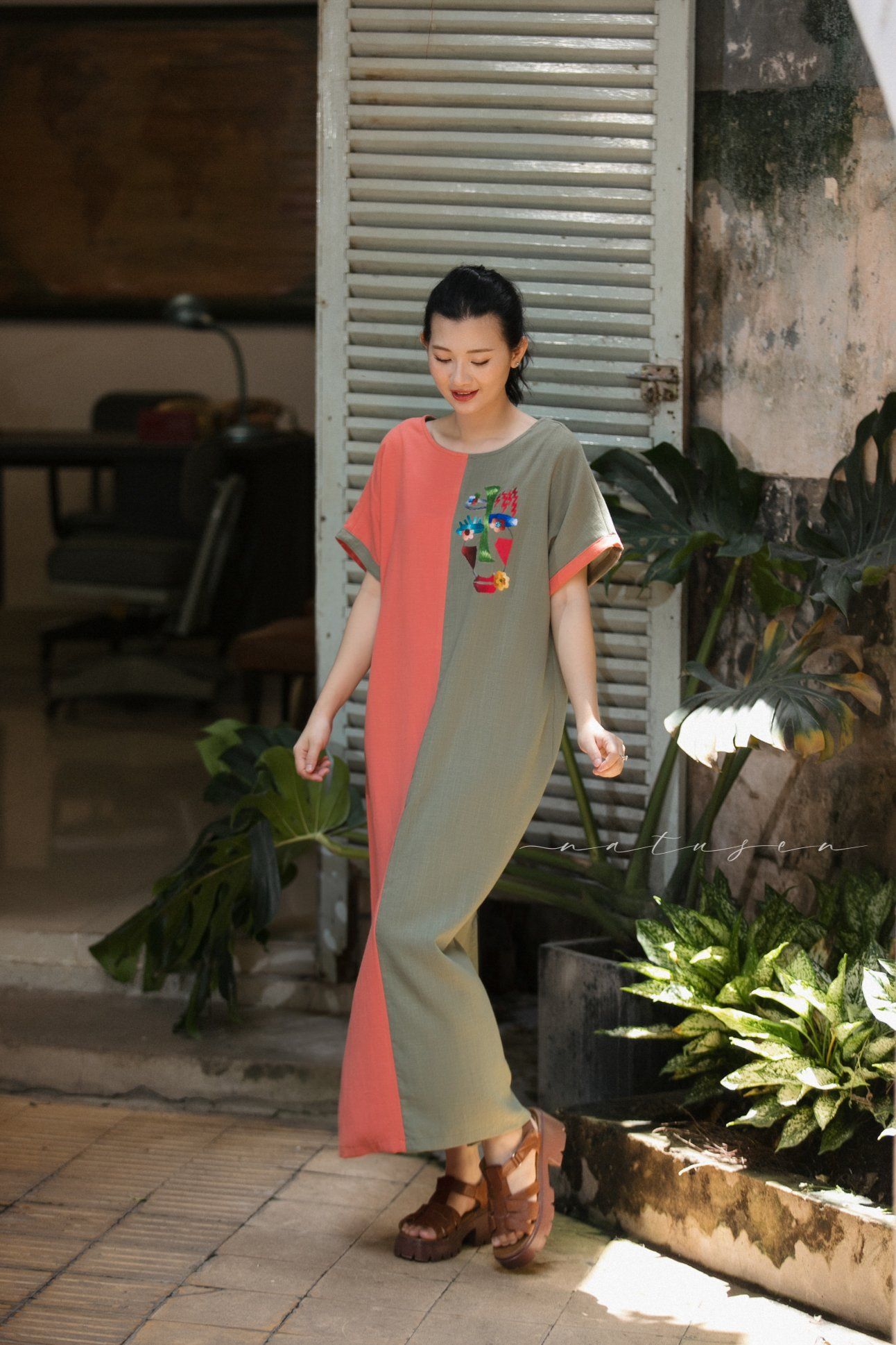 Đầm Tahera phối mảu Cam rêu thêu tay V Face Picasso