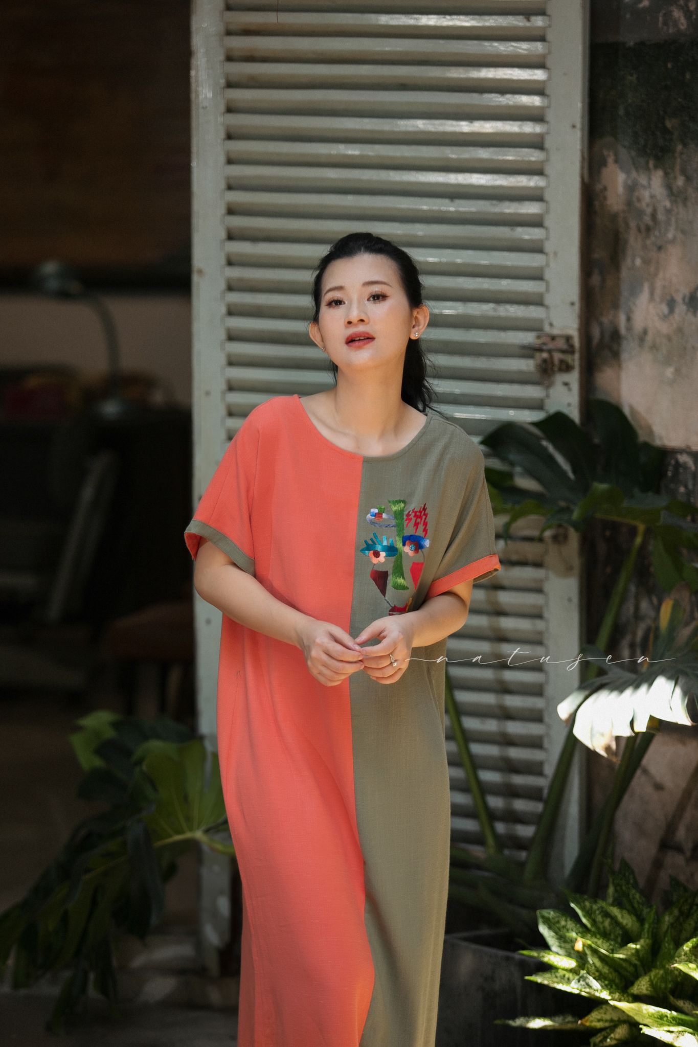 Đầm Tahera phối mảu Cam rêu thêu tay V Face Picasso
