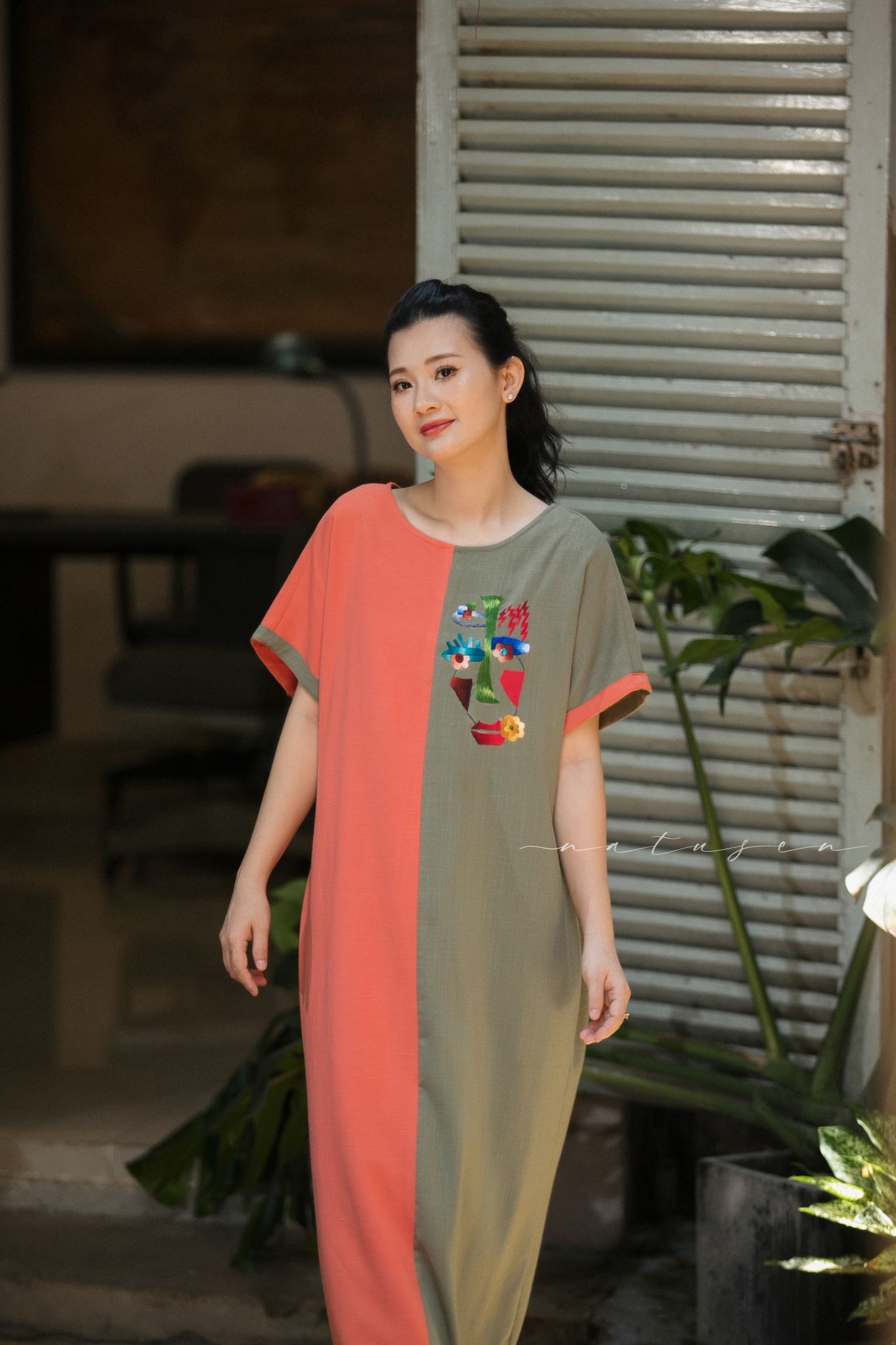 Đầm Tahera phối mảu Cam rêu thêu tay V Face Picasso