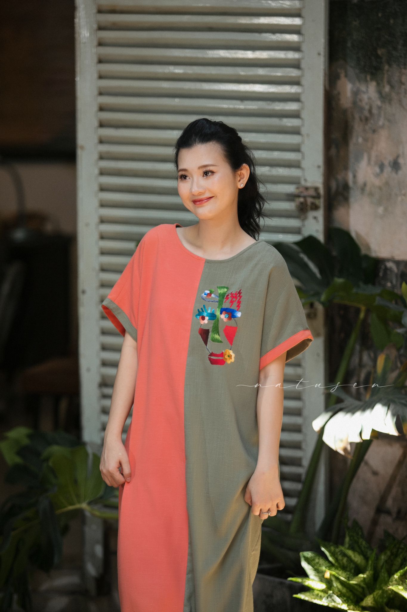 Đầm Tahera phối mảu Cam rêu thêu tay V Face Picasso