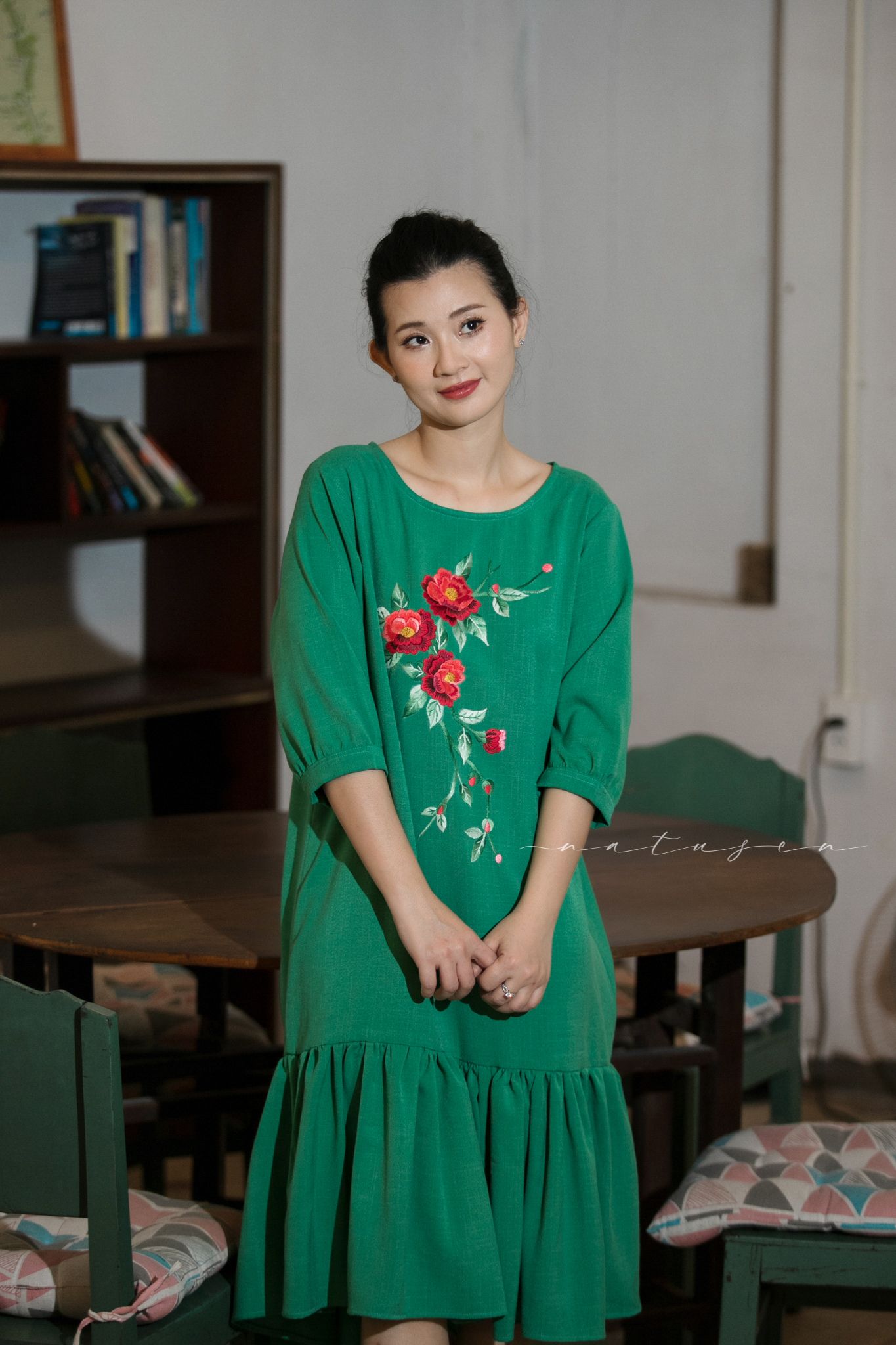 Đầm Melysa xanh Emerald thêu tay Xuân Trà