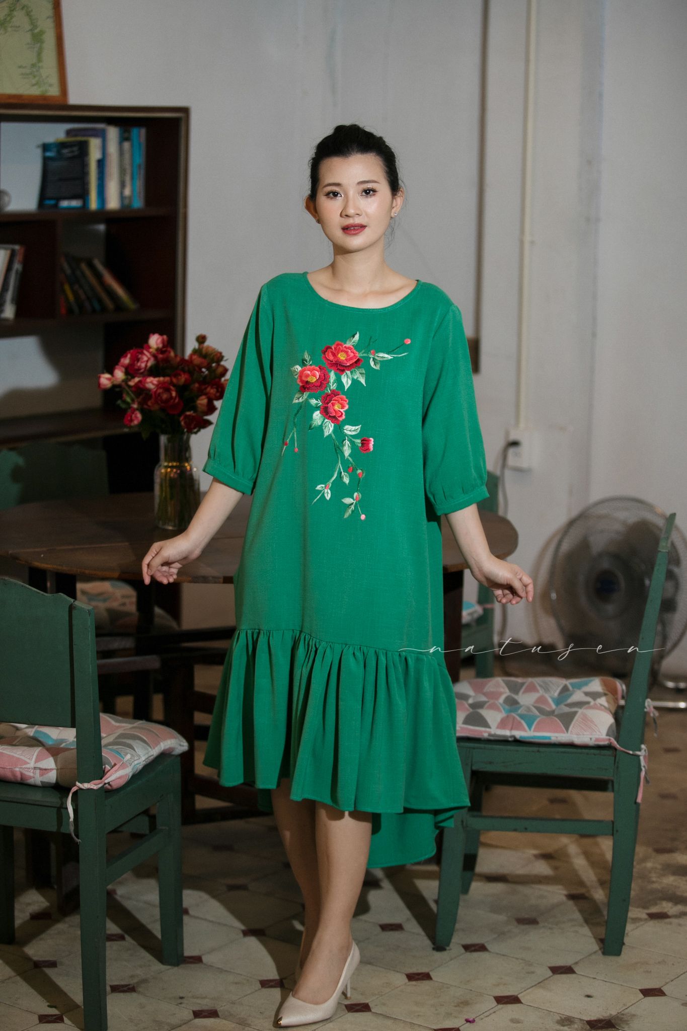 Đầm Melysa xanh Emerald thêu tay Xuân Trà