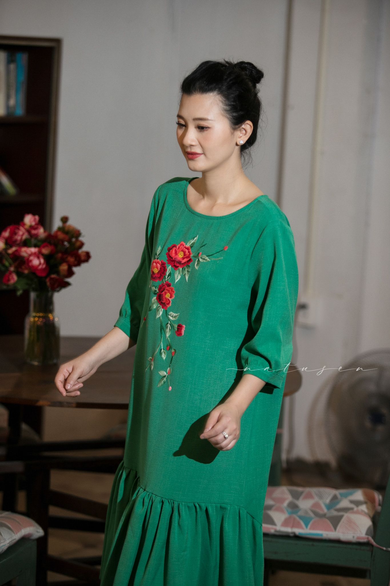 Đầm Melysa xanh Emerald thêu tay Xuân Trà