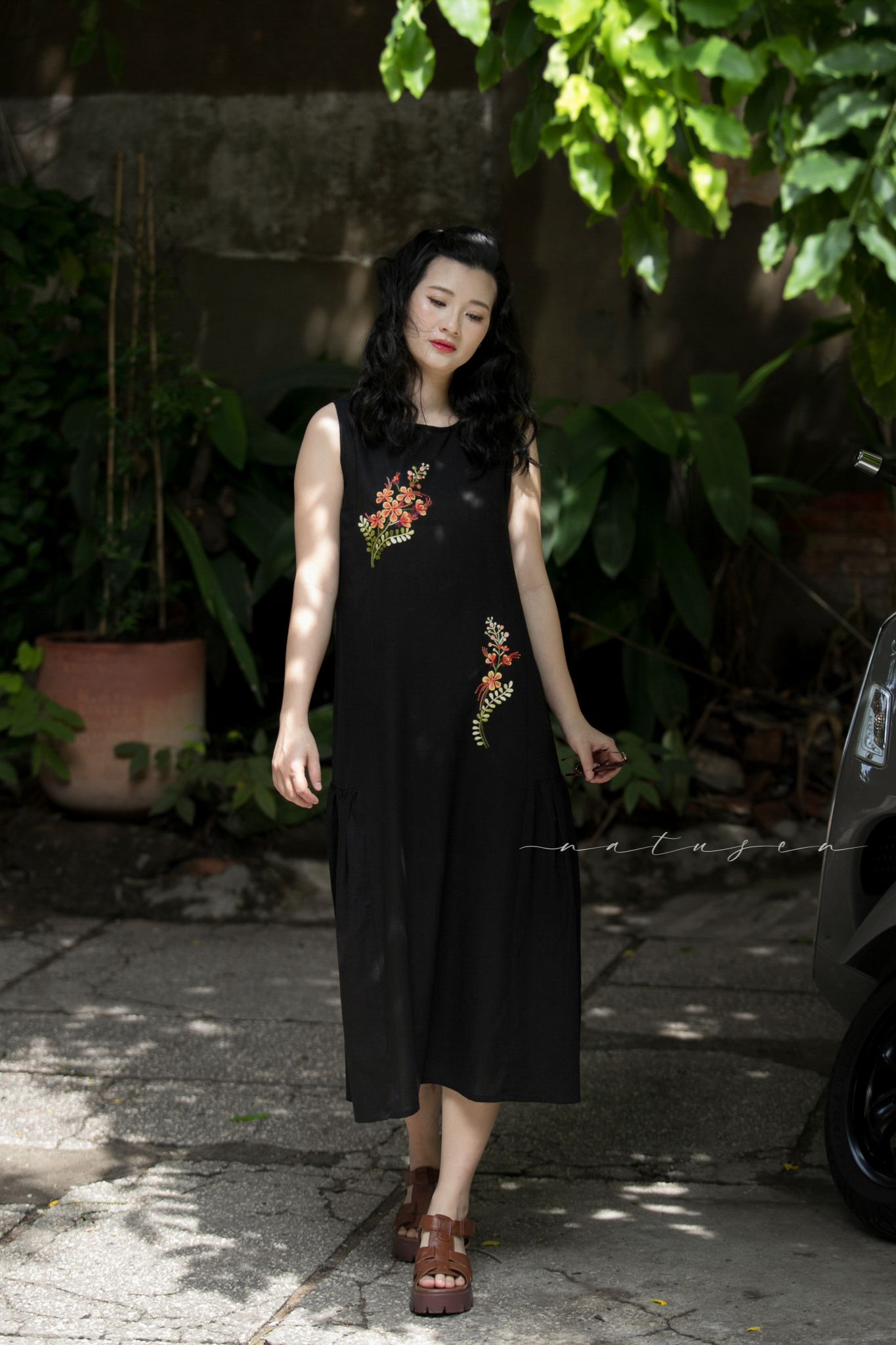 Đầm Remi đen thêu tay Phượng Điệp