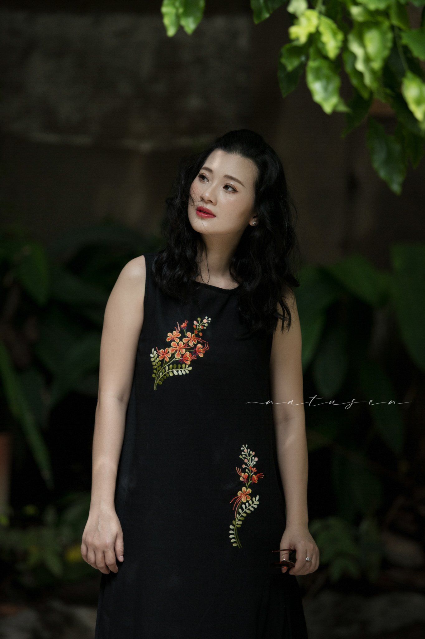 Đầm Remi đen thêu tay Phượng Điệp