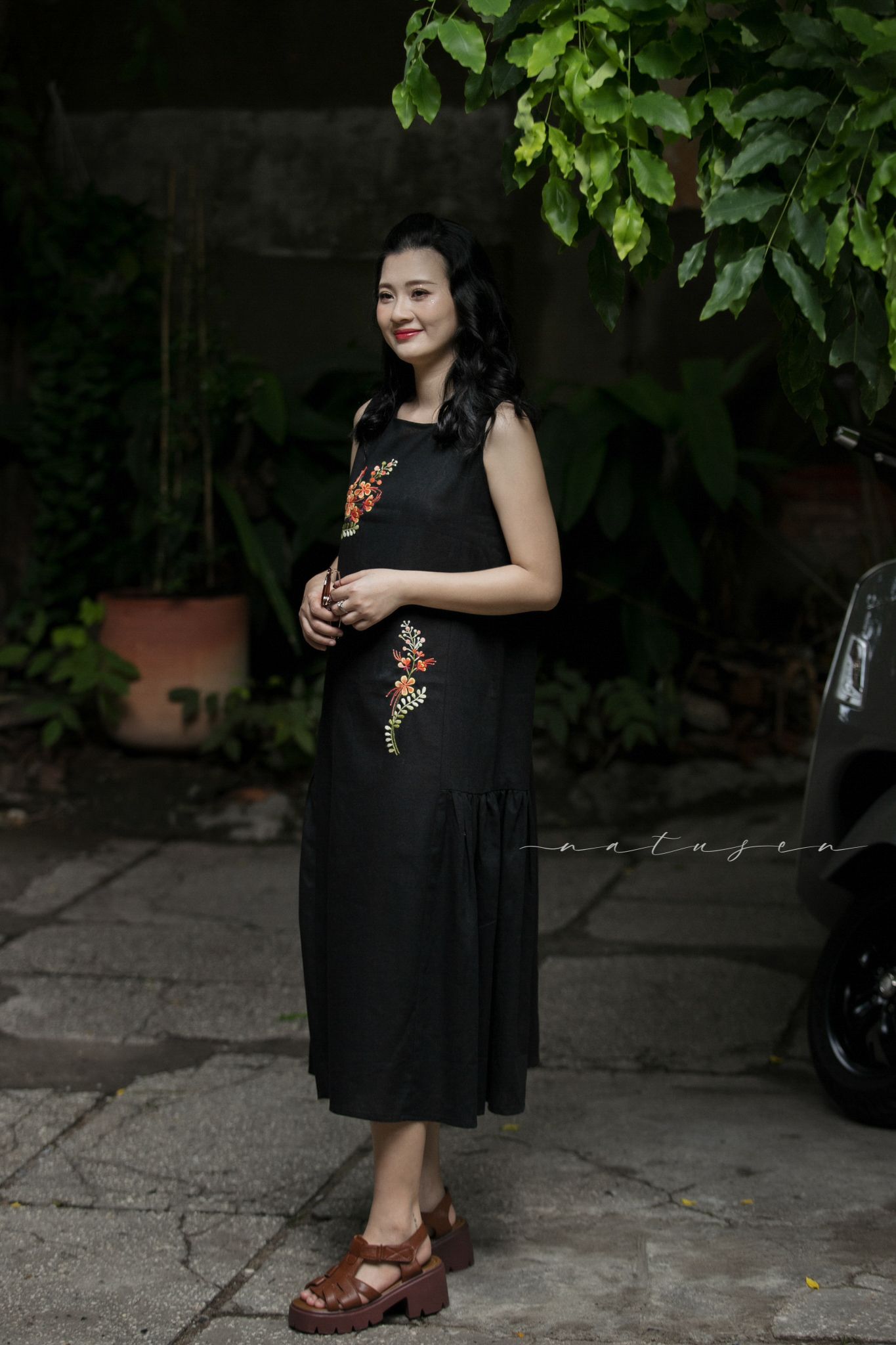 Đầm Remi đen thêu tay Phượng Điệp