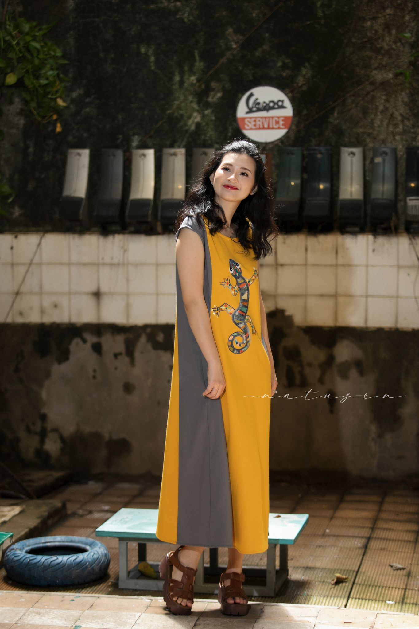 Đầm Minila linen phối Vàng Xám thêu tay Tắc kè Bi Natusen