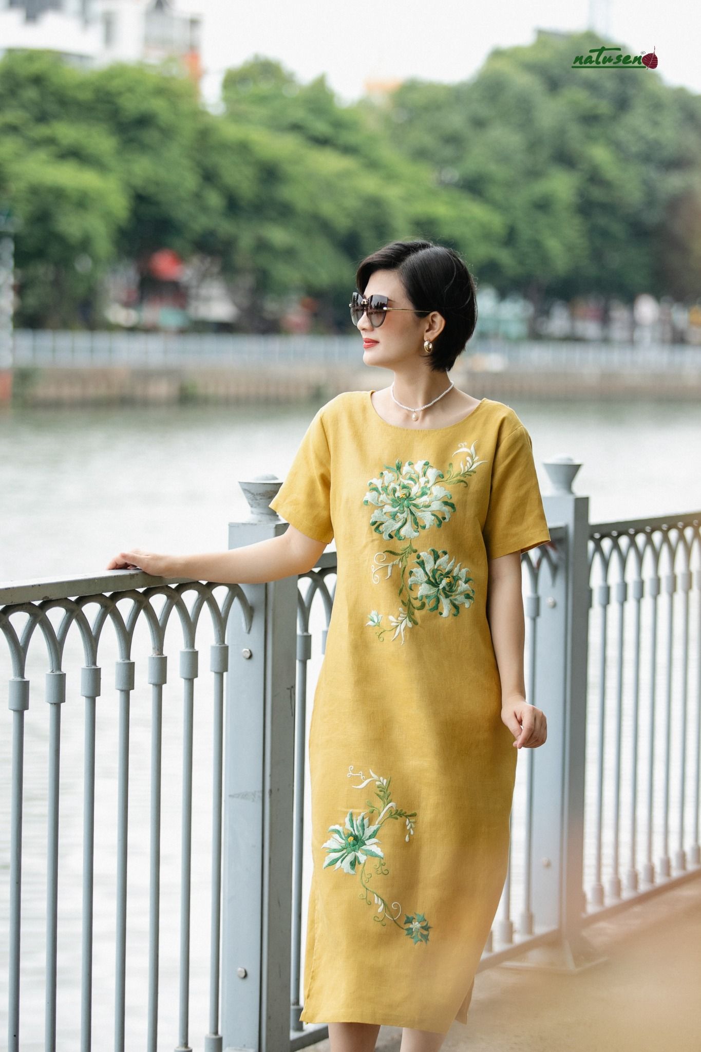 Đầm Moon mustard thêu tay Quỳnh Liên linen premium
