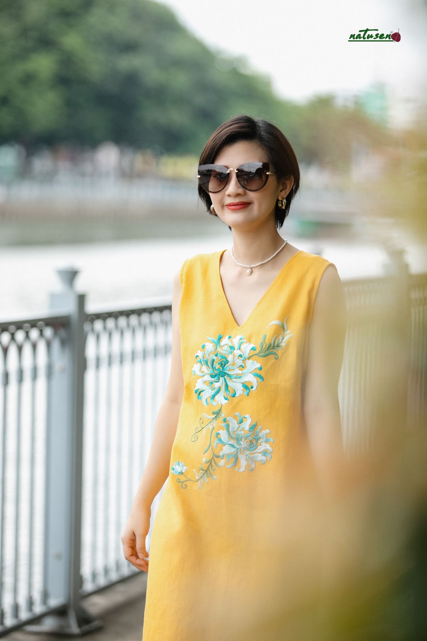 Đầm Anvie vàng cúc thêu tay Quỳnh Liên linen premium