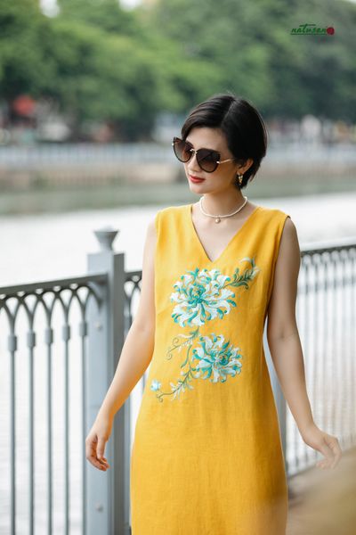  Đầm Anvie vàng cúc thêu tay Quỳnh Liên linen premium 