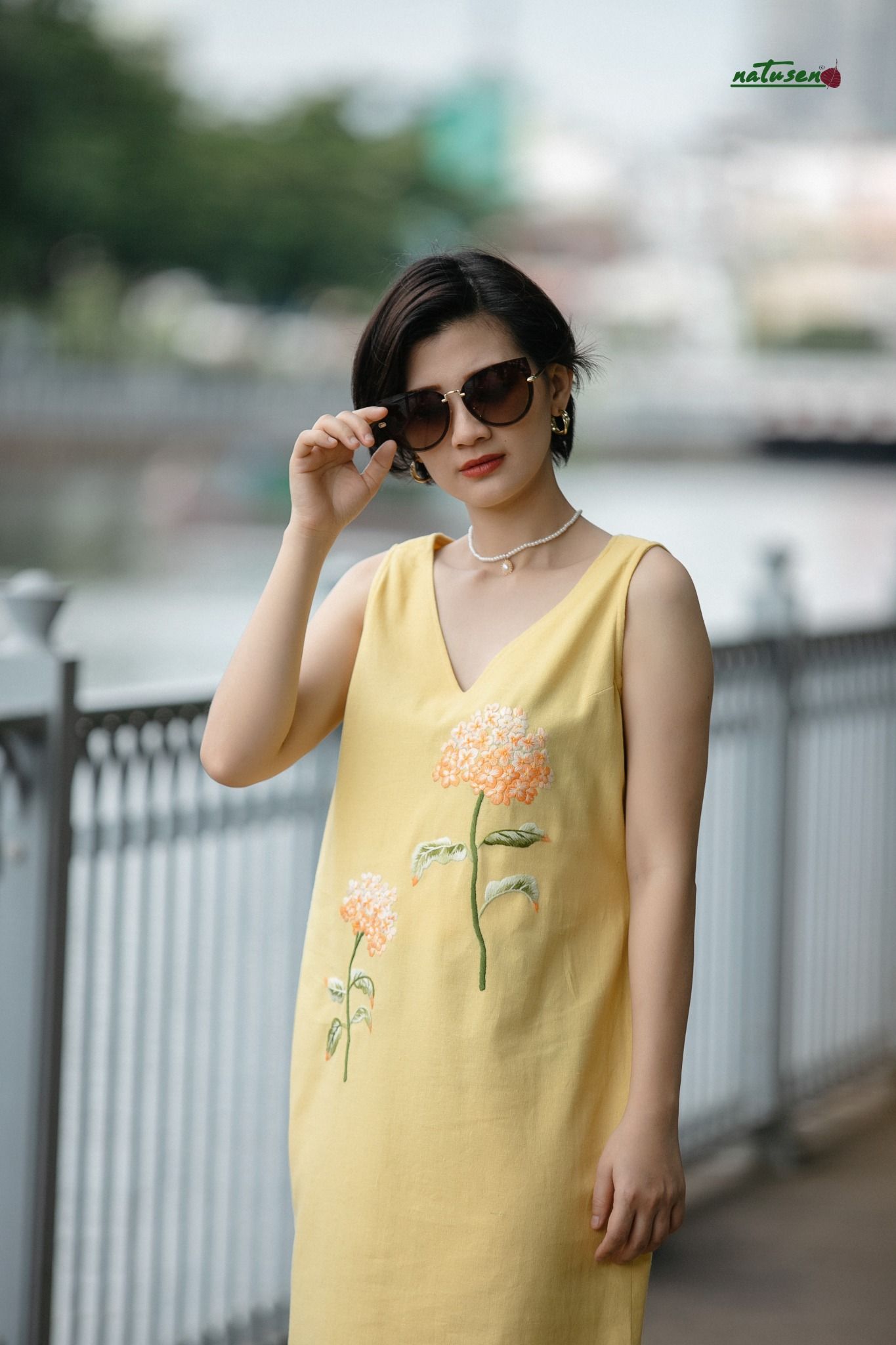  Đầm Vàng linen thêu tay Cẩm Tú 