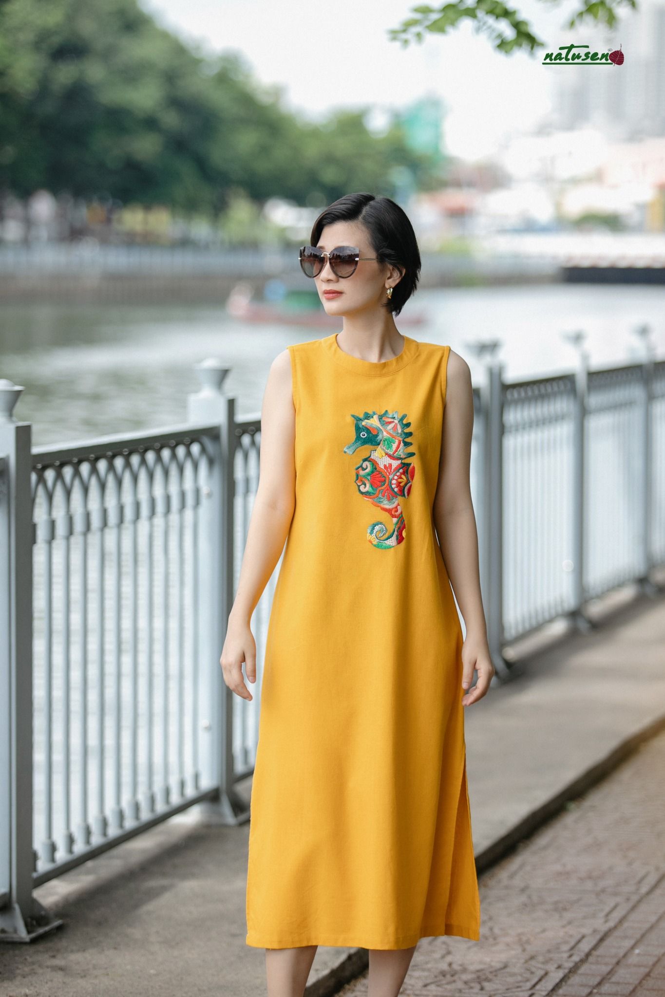 Đầm vàng bold cổ O thêu tay Hải Mã Cúc