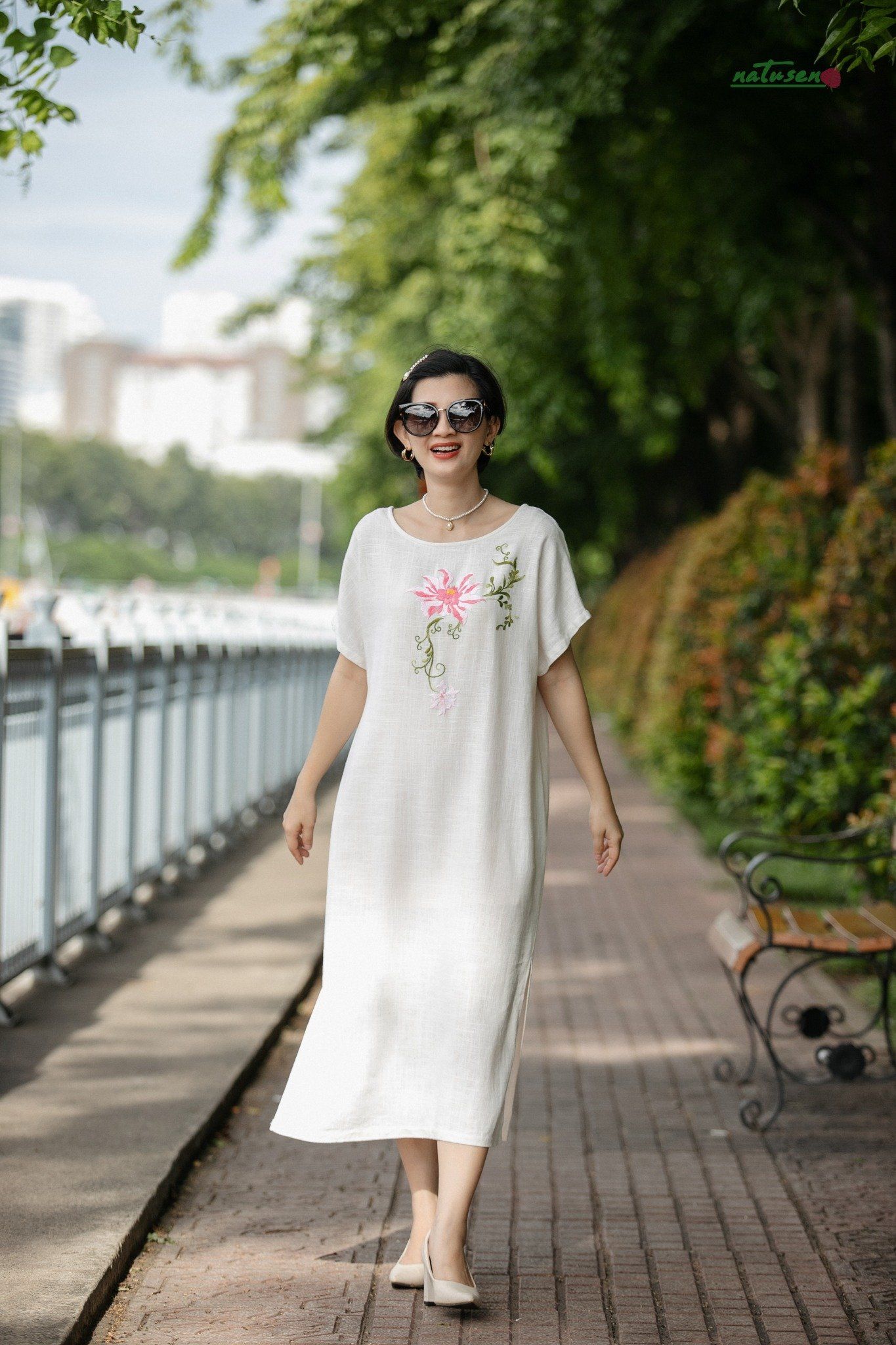 Đầm Kem thêu tay Quỳnh Liên cổ thuyền suông