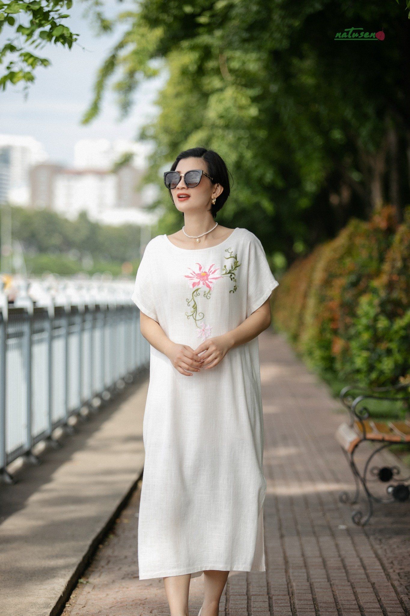 Đầm Kem thêu tay Quỳnh Liên cổ thuyền suông