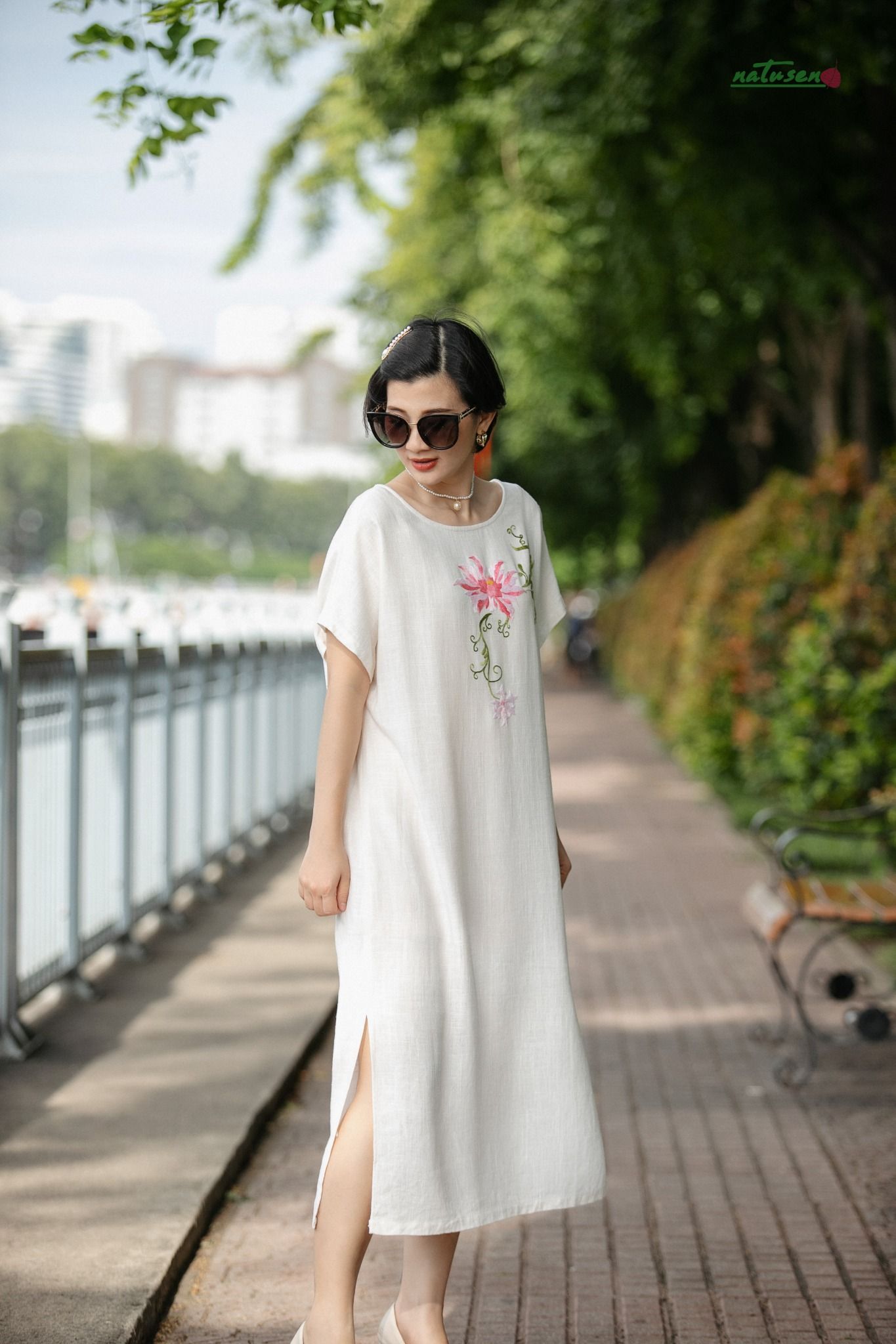 Đầm Kem thêu tay Quỳnh Liên cổ thuyền suông