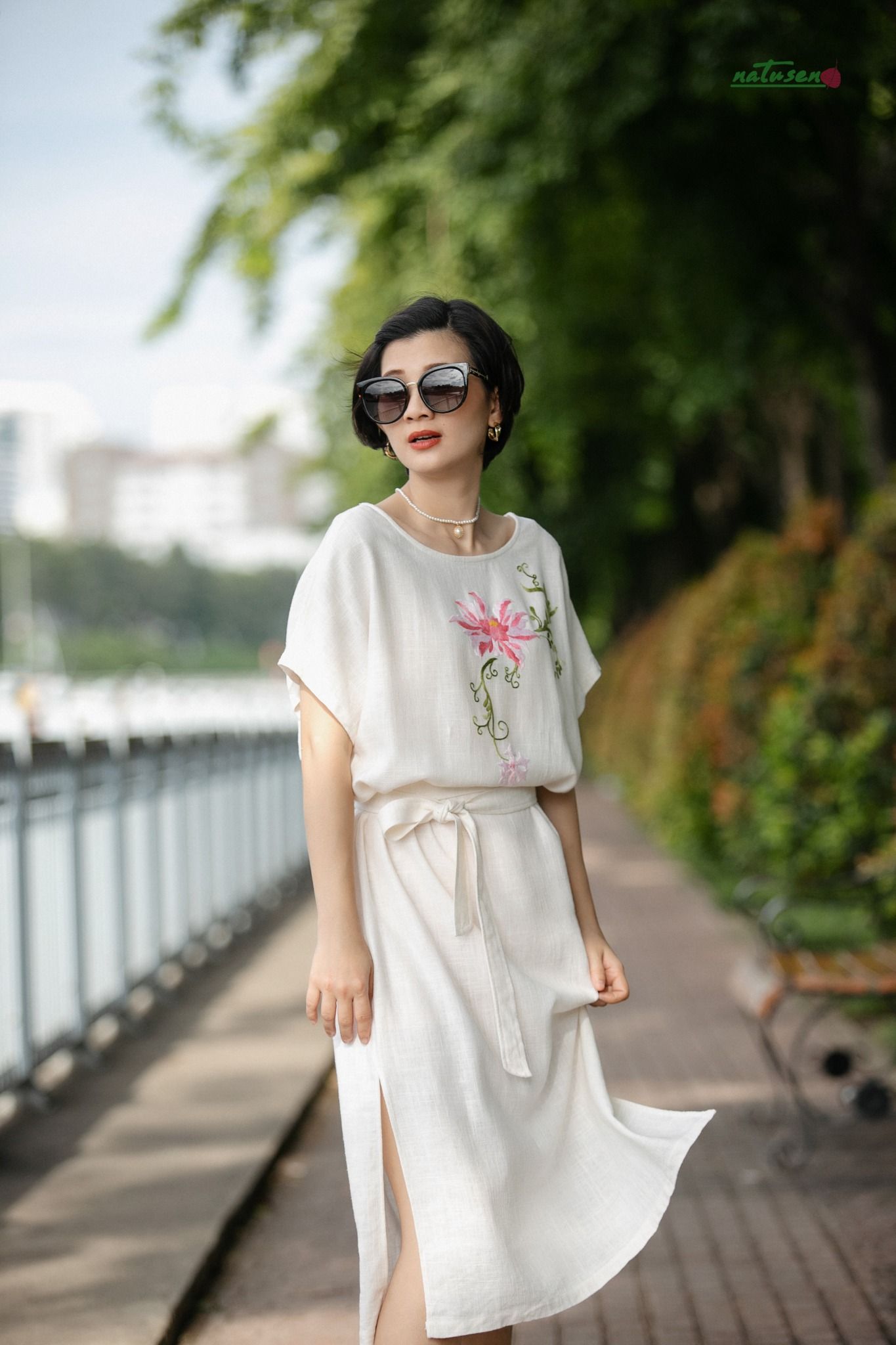 Đầm Kem thêu tay Quỳnh Liên cổ thuyền suông