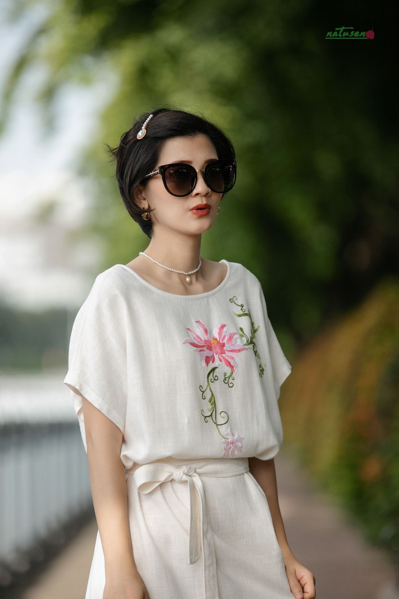 Đầm Kem thêu tay Quỳnh Liên cổ thuyền suông