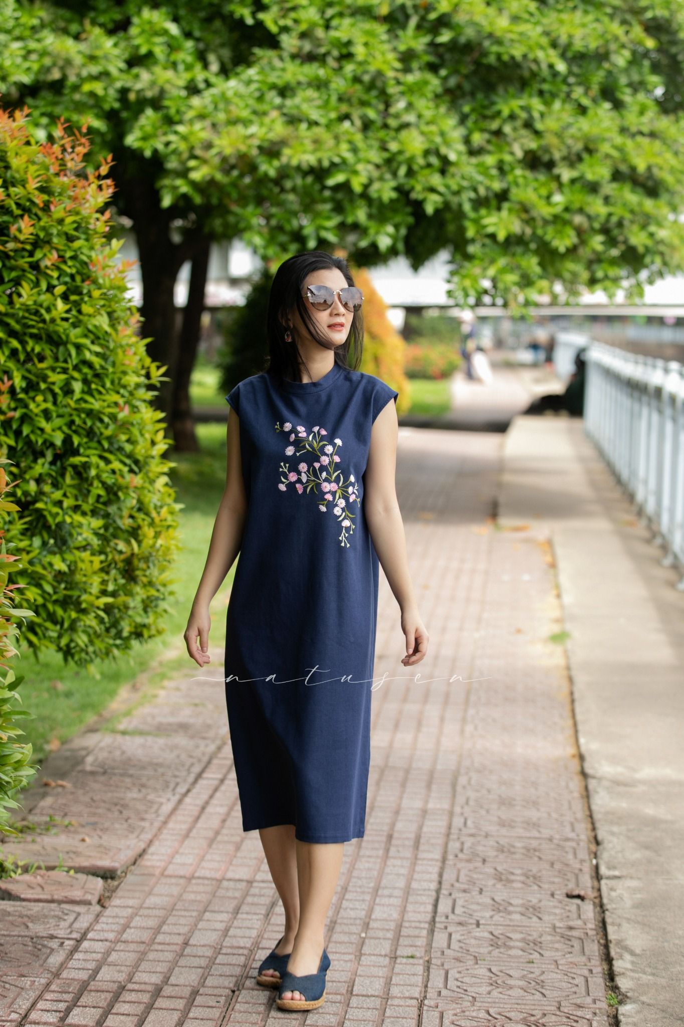 Đầm Pamela xanh đen thêu tay Thạch Thảo