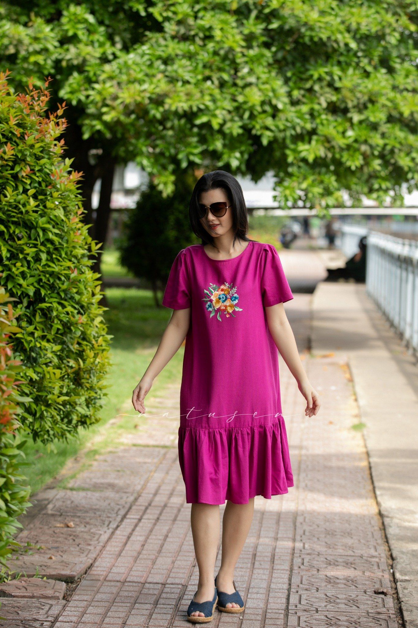 Đầm Baby tím cẩm linen thêu tay Hoa Alice