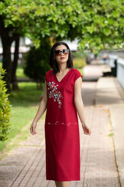  Đầm đỏ linen thêu tay Hoa Thạch Thảo 