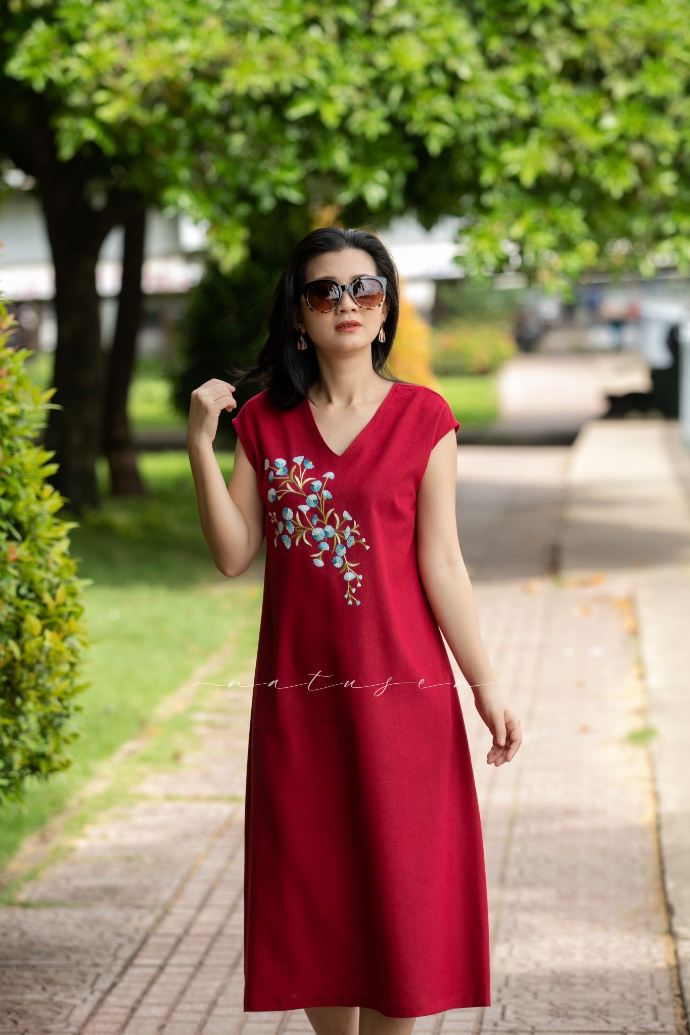 Đầm đỏ linen thêu tay Hoa Thạch Thảo