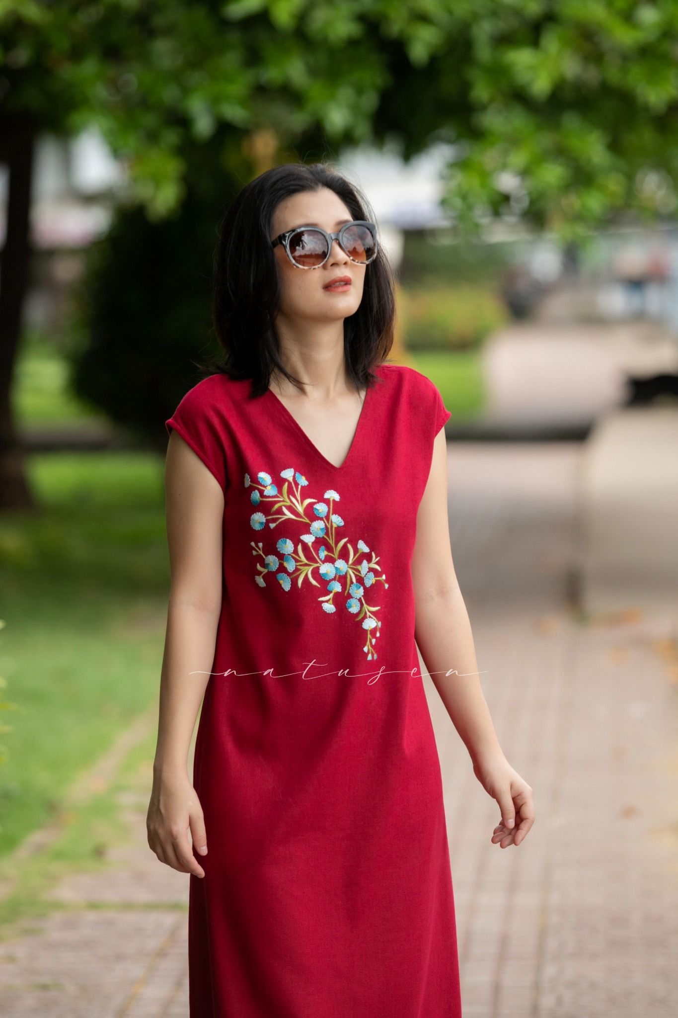 Đầm đỏ linen thêu tay Hoa Thạch Thảo