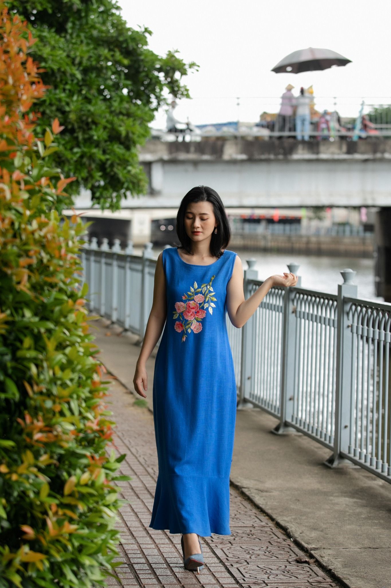 Đầm Ariel C Xanh Royal linen thêu tay Florentina