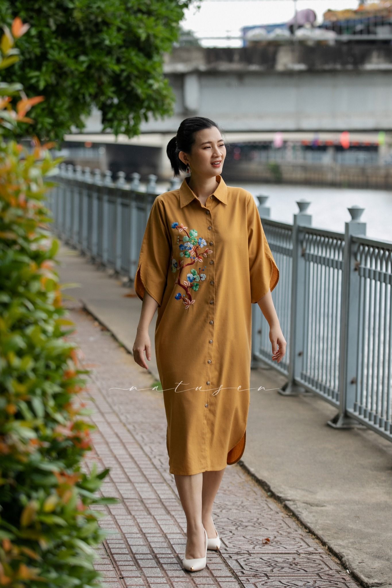 Đầm chemise Vàng Mù tạt thêu tay cành Mai Gốm