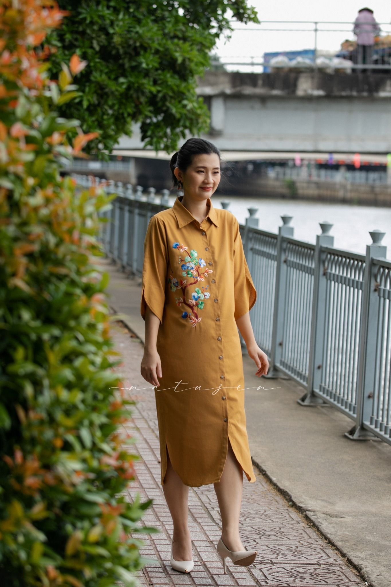 Đầm chemise Vàng Mù tạt thêu tay cành Mai Gốm