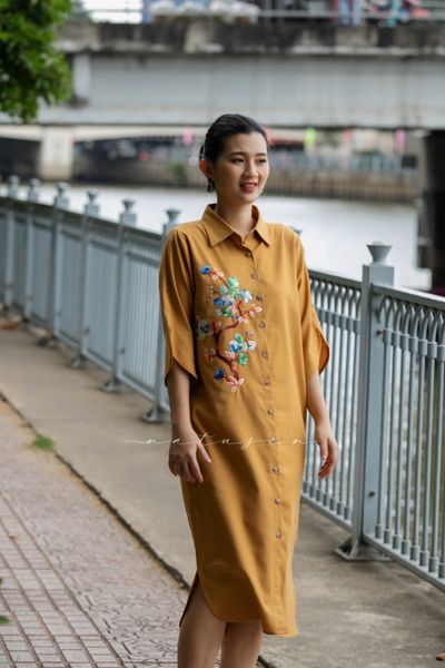  Đầm chemise Vàng Mù tạt thêu tay cành Mai Gốm 