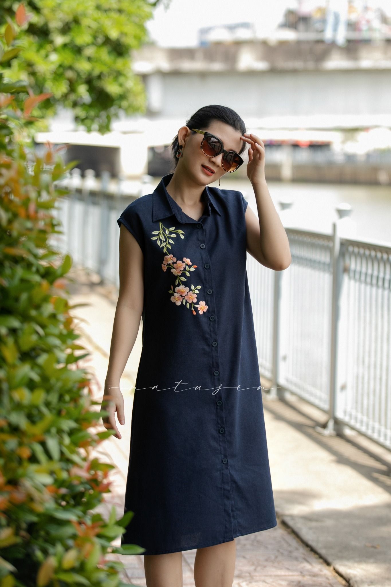  Đầm chemise Xanh Đen linen thêu tay Đăng Tiêu 