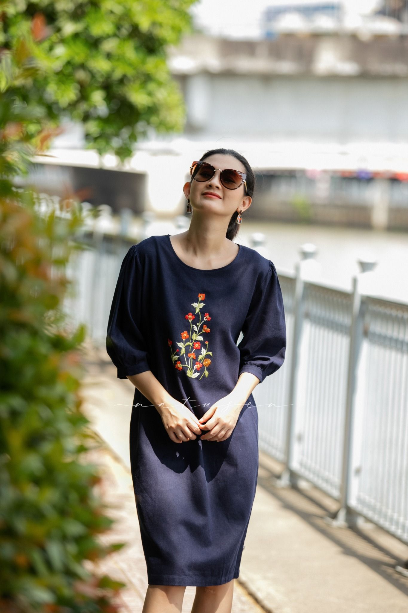 Đầm Xanh Đen linen thêu tay Hoa Cúc Đỏ