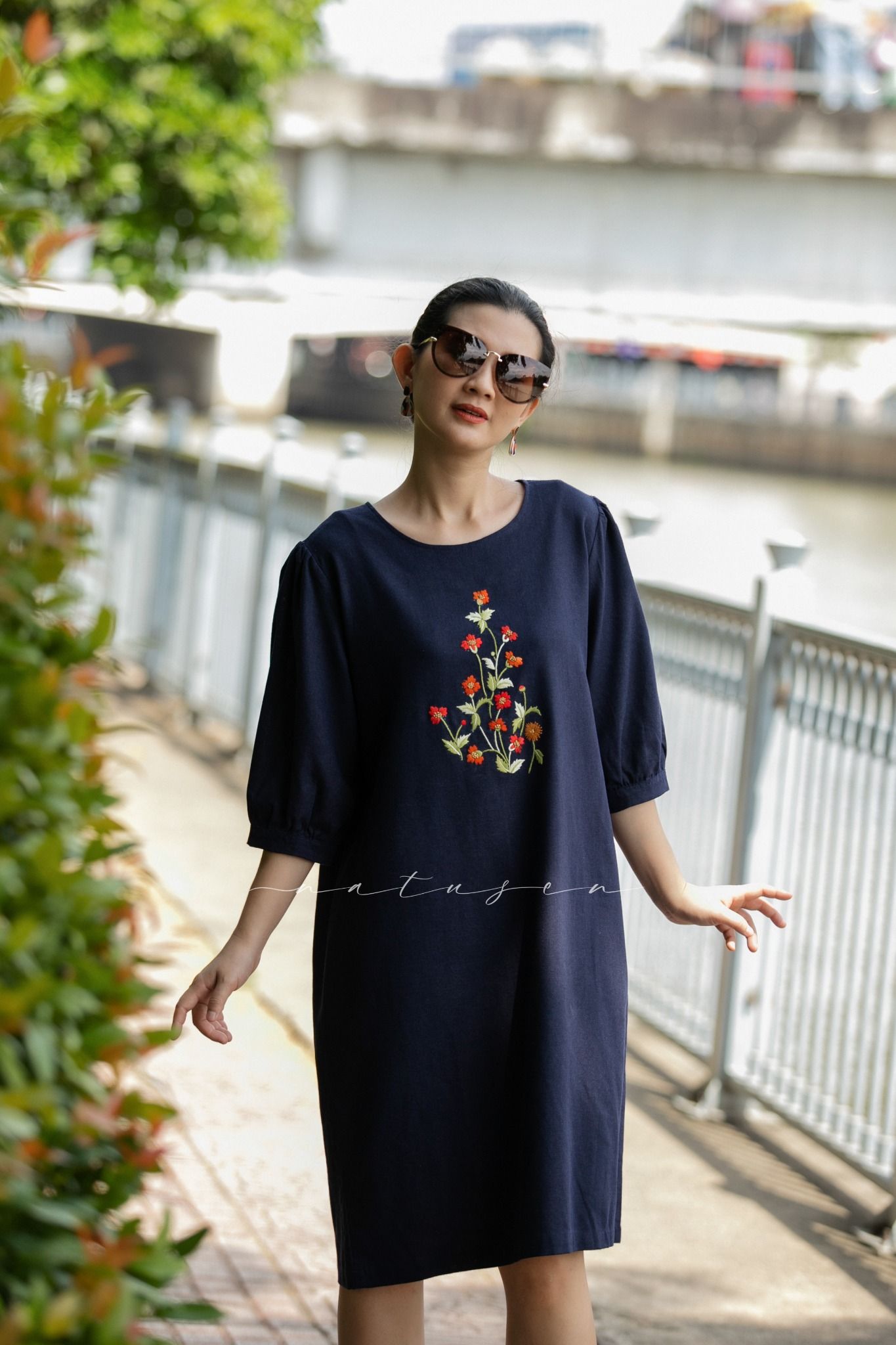 Đầm Xanh Đen linen thêu tay Hoa Cúc Đỏ