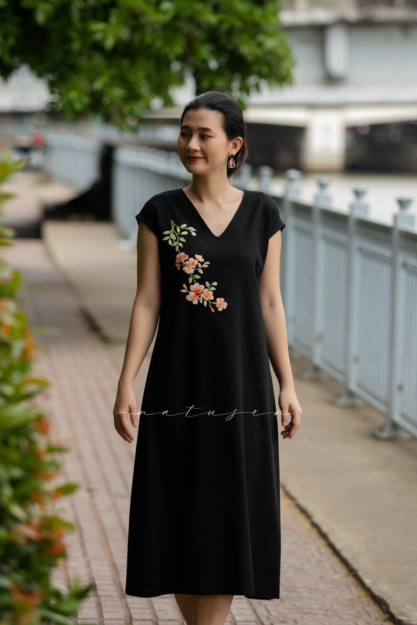 Đầm đen linen thêu tay Hoa Đăng Tiêu