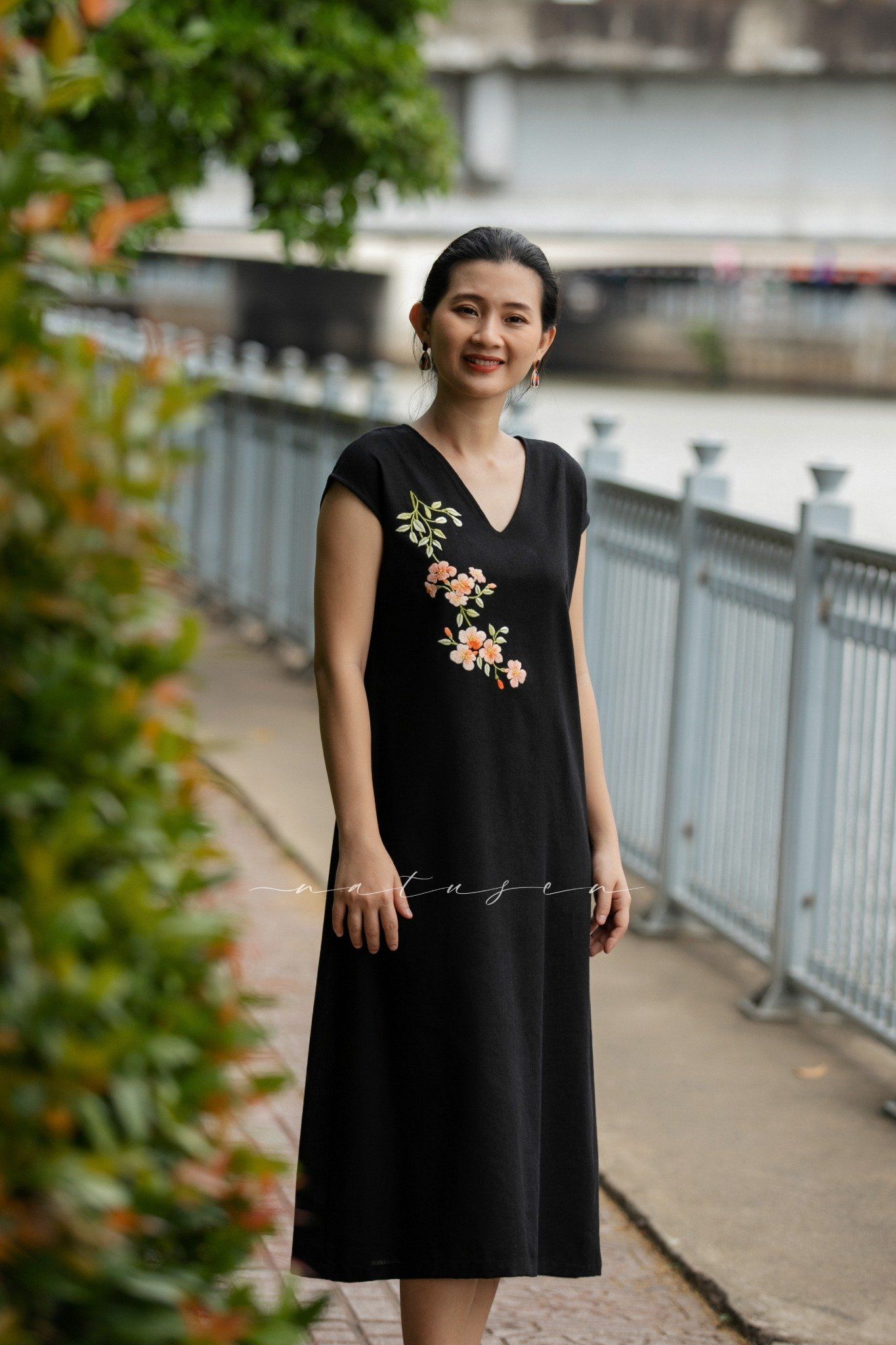Đầm đen linen thêu tay Hoa Đăng Tiêu
