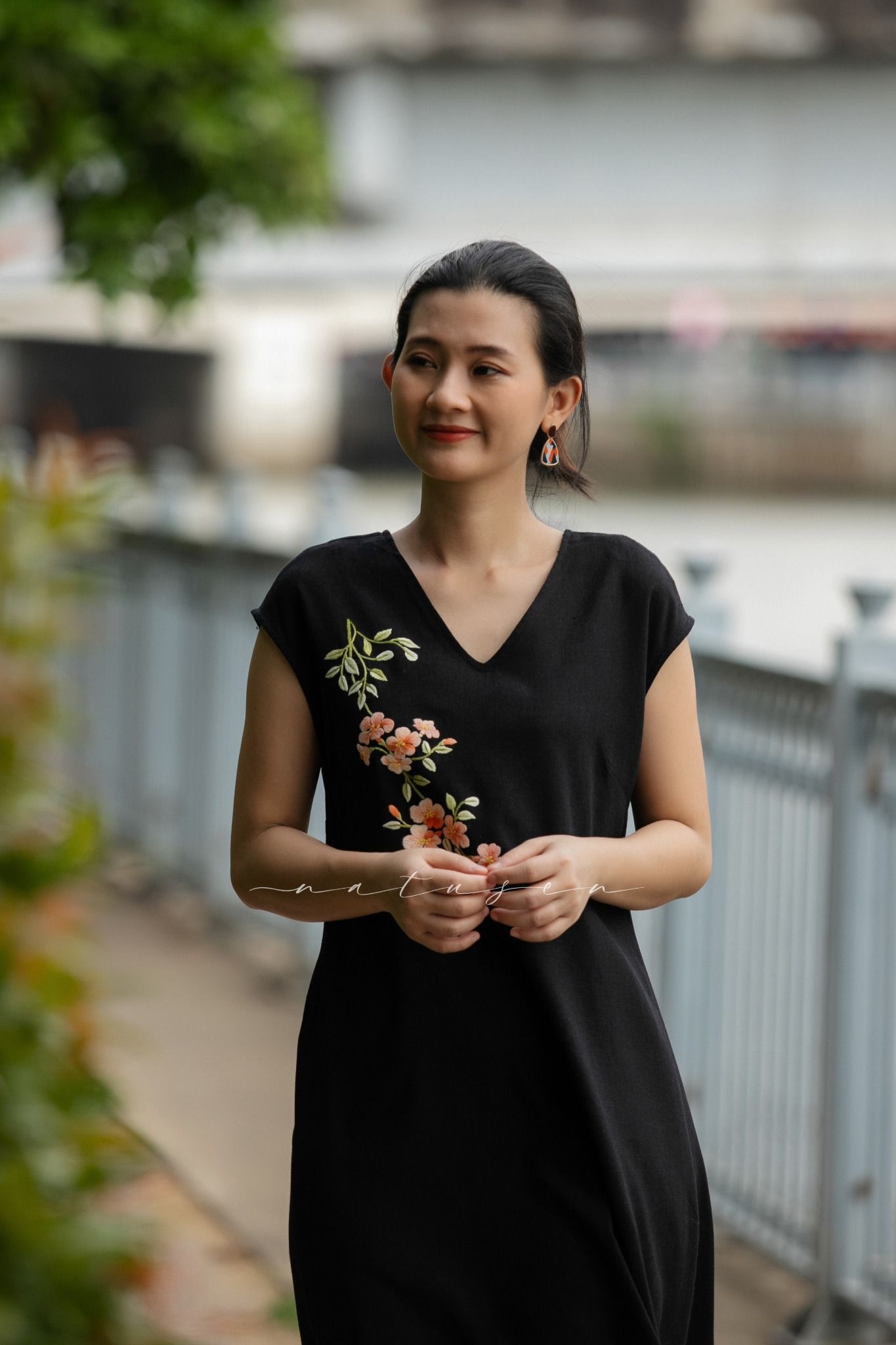Đầm đen linen thêu tay Hoa Đăng Tiêu